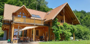 Cosy spacious wooden chalet Na hrib